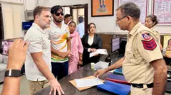 राहुल गांधी पार्लमेंट स्ट्रीट पोलीस ठाण्यात पोहोचले.