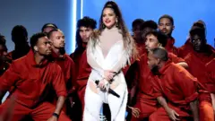 Rosalía no palco com um grupo de dançarinos