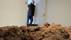 かつて快適な寝室だった場所を眺めるチャールズ
