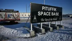 Vista da base americana de Pituffik, na Groenlândia, com seu cartaz de identificação à frente