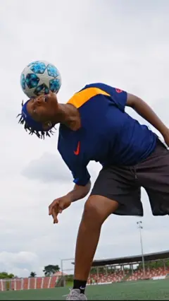 Evelyn Okafor bụ onye na-eko bọọlụ a kpọrọ 'freestyle football' 