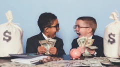 เด็กชายสองคนถือเงิน 