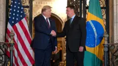 Trump e Bolsonaro se cumprimentam