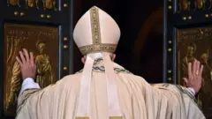 El papa Francisco abre la puerta santa en el Jubileo extrarodinario de 2015