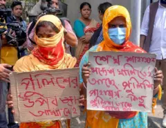 সন্দেশখালির নারী পুরুষরা স্থানীয় তৃণমূল কংগ্রেস নেতা শাহজাহান শেখের বিরুদ্ধে পথে নেমেছেন
