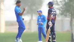 زیت الله شاهین د نيپال لوبغاړي تر سوځولو وروسته هغه ته د خپل لاس د ګټيالي په انداز نیولی دی.