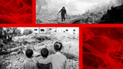 Warga Palestina di Gaza berdiri di dekat bangunan runtuh.