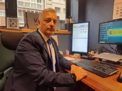 Juan José López-Ossorio sentado à mesa diante de um computador