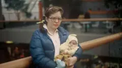 Patricia Lynn Lane com sua filha nos braços, em foto tirada pelo seu marido, Mark Timothy Gurney 