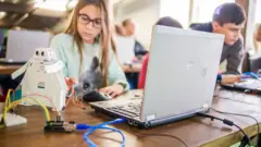 أنيس القديحي يلتقي بباحثة في مجال علوم الكمبيوتر ويسألها عن السبب وراء وجود عدد اقل من المهندسات في مجالها مقارنة بالمهندسين الرجال.