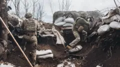 Abasirikare ba Ukraine baboneka bari mu birindiro mu karere ka Donbas