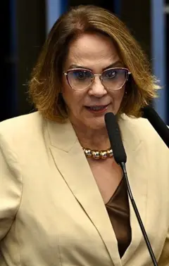 Damares Alves falando no plenário do Senado