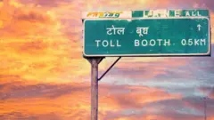 आता सरकारनं महामार्गांवर टोल वसुलीसाठी एक नवी योजना जाहीर केली आहे.
