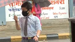 विद्यालय जाँदै विद्यार्थी