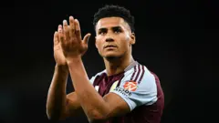 Watkins yana tafi yana kallon sama sanye da rigar da Aston Villa ke wasa a gida