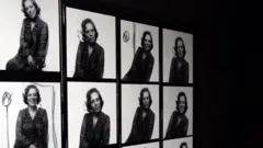 Fotos de Zuzu Angel em exposição sobre sua vida, em 2014