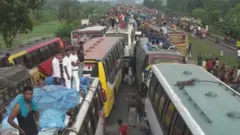 মহাসড়কে যানজটে আটকে আছে অসংখ্য বাস