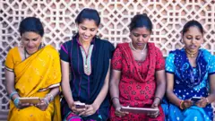 ਫੋਨ ਵੇਖਦੀਆਂ ਔਰਤਾਂ 