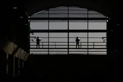 Guardias sobre un puente de la cárcel de Cecot, El Salvador, abril de 2025.
