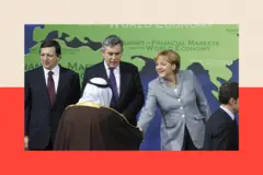 La entonces canciller alemana, Angela Merkel (segunda por la derecha), estrecha la mano del rey saudí Abdullah Al Saud mientras se colocan para la foto de grupo en la inauguración de la Cumbre del G-20, celebrada el 15 de noviembre de 2008 en Washington.
