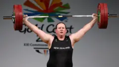 Laurel Hubbard levantando pesas