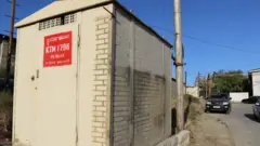 Uşağın içinə girib yandığı transformator