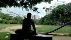 বাংলাদেশের জাতীয় মানসিক স্বাস্থ্য ইনস্টিটিউটের তথ্যমতে, দেশে প্রতি বছর গড়ে ১০ হাজার মানুষ নানা মানসিক চাপ থেকে আত্মহত্যা করে থাকে।
