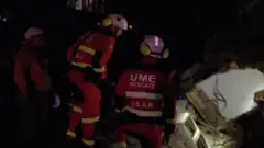 Efectivos de la Unidad Militar de Emergencias española buscan sobrevivientes entre los restos de un edificio derribado por los terremotos en La Guaira.