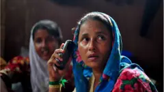 রোহিঙ্গা ক্যাম্পে সাতদিনের মধ্যে মোবাইল ব্যবহার বন্ধ করতে হবে