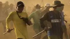 No país com as maiores reservas de jade no mundo, catadores vasculham o entulho deixado por caminhões que saem das minas: “Espero um dia encontrar a pedra dos meus sonhos”