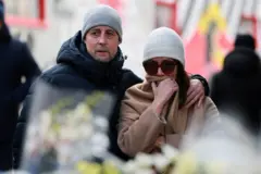 Ludzie w Crans Montana opłakują zmarłych