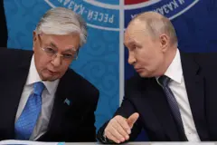 Путин ва Тоқаев гаплашиб турган ҳолатда. 
