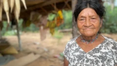 مارتینا یکی از ۱۶هزار عضو قبیله بومیان چیمانه است که در جنگل‌های بارانی آمازون زندگی می‌کند