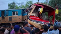 সংঘর্ষের পর বাসটিকে প্রায় আধা কিলোমিটার টেনে নিয়ে যায় ট্রেনটি 