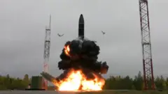 Испытательный пуск межконтинентальной баллистической ракеты "Тополь-М" на космодроме Плесецк