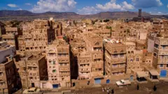 Maisons à base de terre boueuse à Sanaa au Yémen