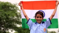 భారత జాతీయ జెండాతో బాలిక
