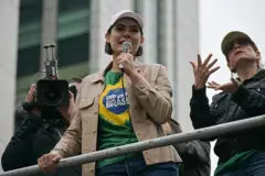 Michelle Bolsonaro em cima de um palanque falando ao microfone