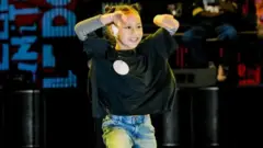 Miyu mengikuti kompetisi menari di Vietnam agar dapat mengikuti lokakarya dan menonton para idola tarinya seperti Kinjaz Dance Crew dari AS dan Kyoka dari Jepang