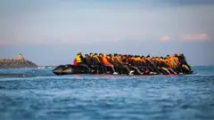 مهاجران سوار بر قایق بادی روی دریا