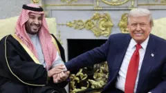 الرئيس الأمريكي دونالد ترامب (يمين) وولي العهد السعودي محمد بن سلمان
