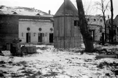 Os jardins destruídos da Chancelaria de Hitler e a entrada do seu bunker