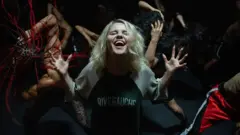 Selena Gomez em cena de Emilia Perez