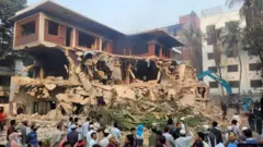 বুলডোজার দিয়ে ভাঙা হচ্ছিলাে ধানমন্ডি ৩২ রােডের বাড়িটি