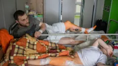 Oleksandr na mwanawe wa kiume wa miaka sita Danya wakiwa hospitali
