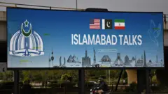 Плакат в Исламабаде с надписью "Переговоры в Исламабаде" и флагами Пакистана, Ирана и США