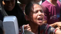 deca u gazi, glad u gazi, deca sa metalnim posudama čekaju hranu u Pojasu Gaze