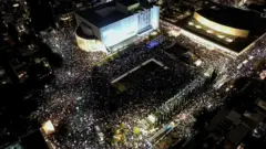 Israelenses protestam contra a nova coalizão de direita do primeiro-ministro Benjamin Netanyahu e suas reformas judiciais propostas, Tel Aviv, 14 de janeiro de 2023