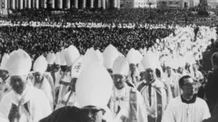 Foto em preto e branco de cardeais durante cerimônia de encerramento do Concílio Vaticano II, em Roma, em 1965