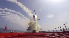 ‎این تصویر منتشرشده از سوی نیروی دریایی آمریکا، ناوشکن موشک‌انداز «یواس‌اس پیترسن جونیور» را در حال شلیک یک موشک کروز تهاجم زمینی تاماهاک» در جریان عملیات «خشم حماسی» در ۲۸ فوریه ۲۰۲۶ در دریا نشان می‌دهد